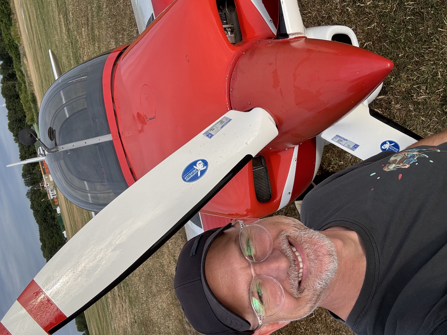 Gregor, Entwickler von Wingmate, vor einem roten Flugzeug